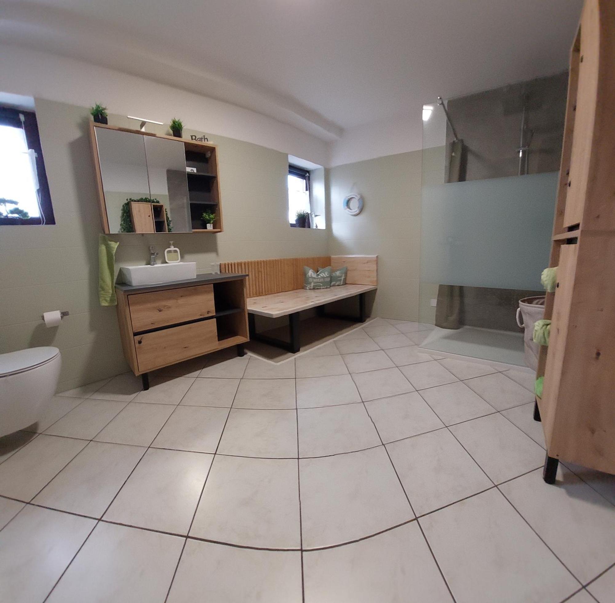 Ganze Ferienwohnung 5 Km Von Erfurt, Mit Kaffeevollautomat, Tv, Wlan, Boxspringbett, Schlafsofa Und Einkaufsmoeglichkeiten, Sehr Gute Anbindung Zur A71 Und A4, Kostenloser Oeff Parkplatz Fuer Pkw Und Transporter Elxleben 外观 照片
