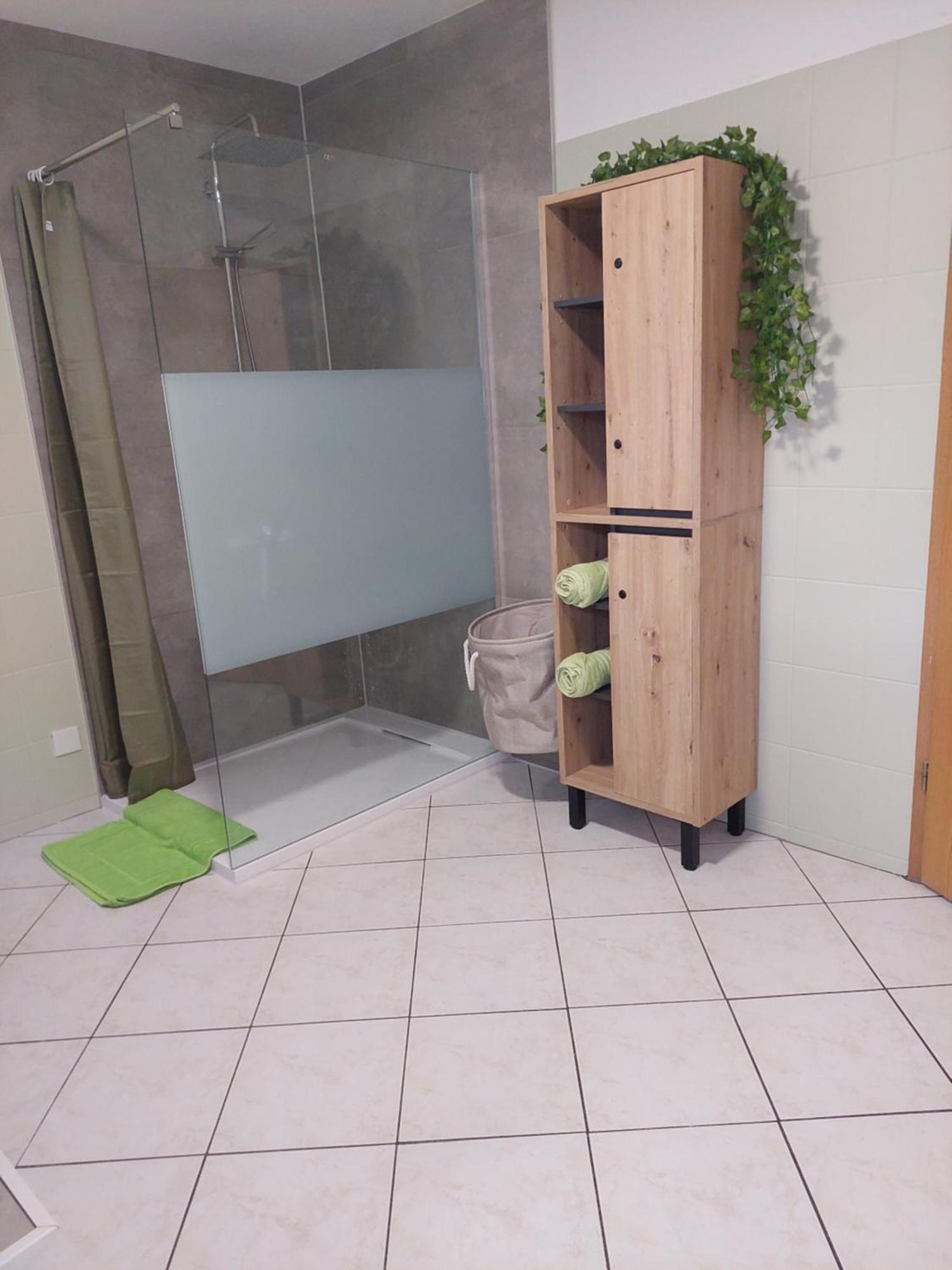 Ganze Ferienwohnung 5 Km Von Erfurt, Mit Kaffeevollautomat, Tv, Wlan, Boxspringbett, Schlafsofa Und Einkaufsmoeglichkeiten, Sehr Gute Anbindung Zur A71 Und A4, Kostenloser Oeff Parkplatz Fuer Pkw Und Transporter Elxleben 外观 照片